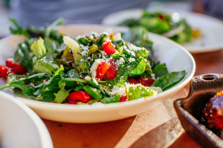 Ensalada de pollo con fruta: receta fresca y nutritiva