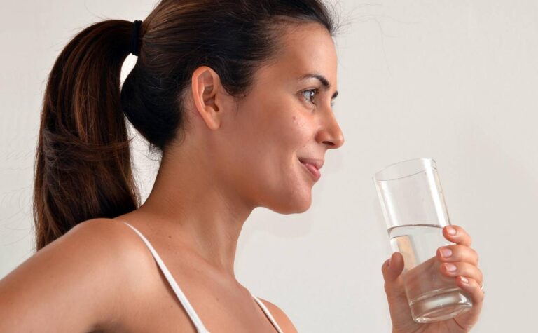 Es malo esperar a tener sed para beber agua adecuadamente