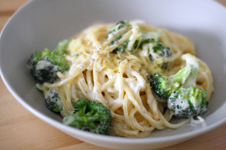 Pasta con brócoli y su exquisita salsa fácil y deliciosa