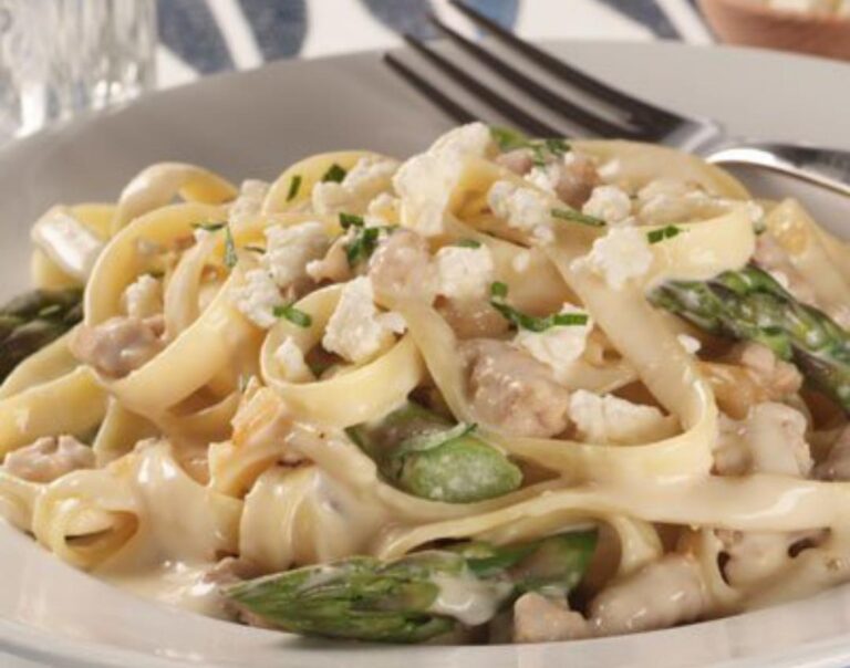 Pasta con salsa cremosa de espárrago y queso deliciosa